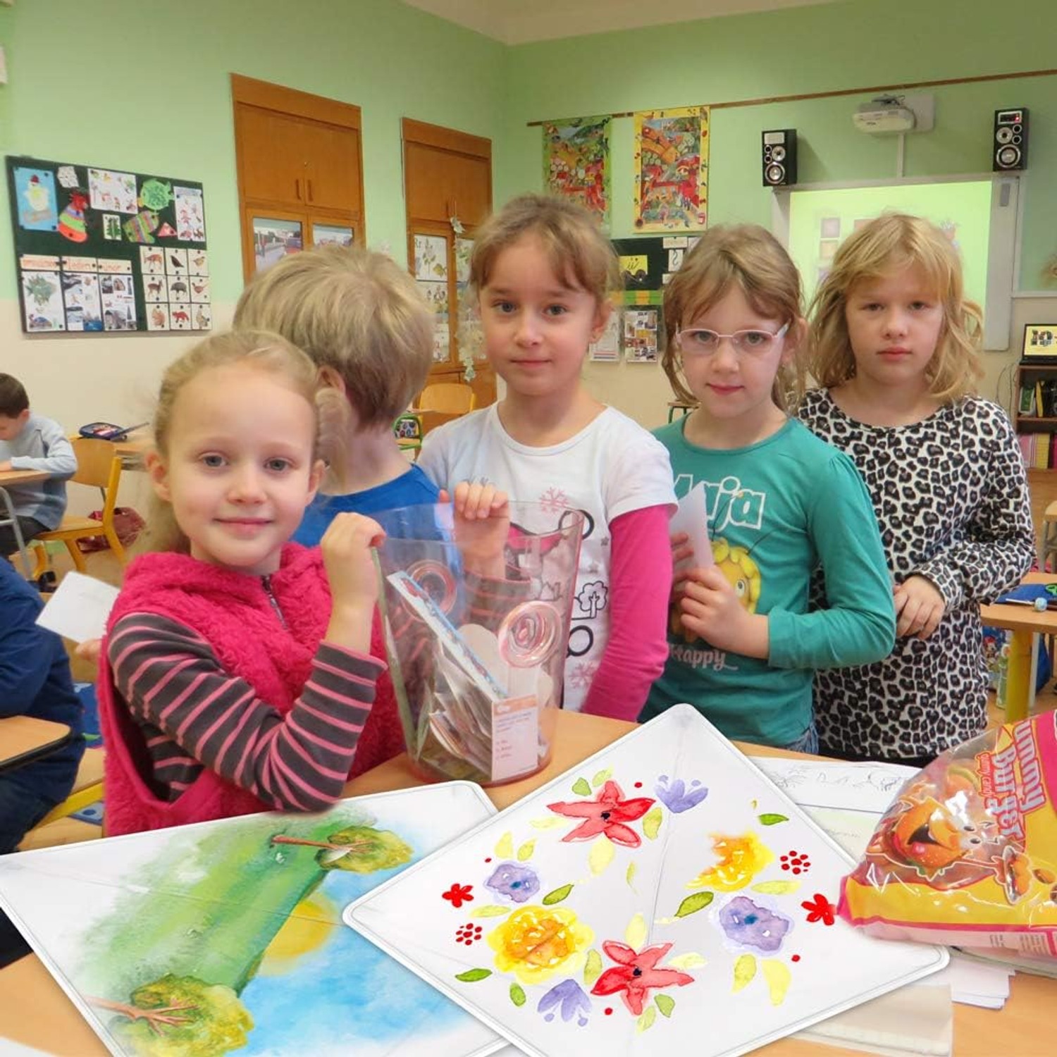 DIY Kite Making Kit, 6 Pack Decorate-Your-Own Diamond Kites: image 3